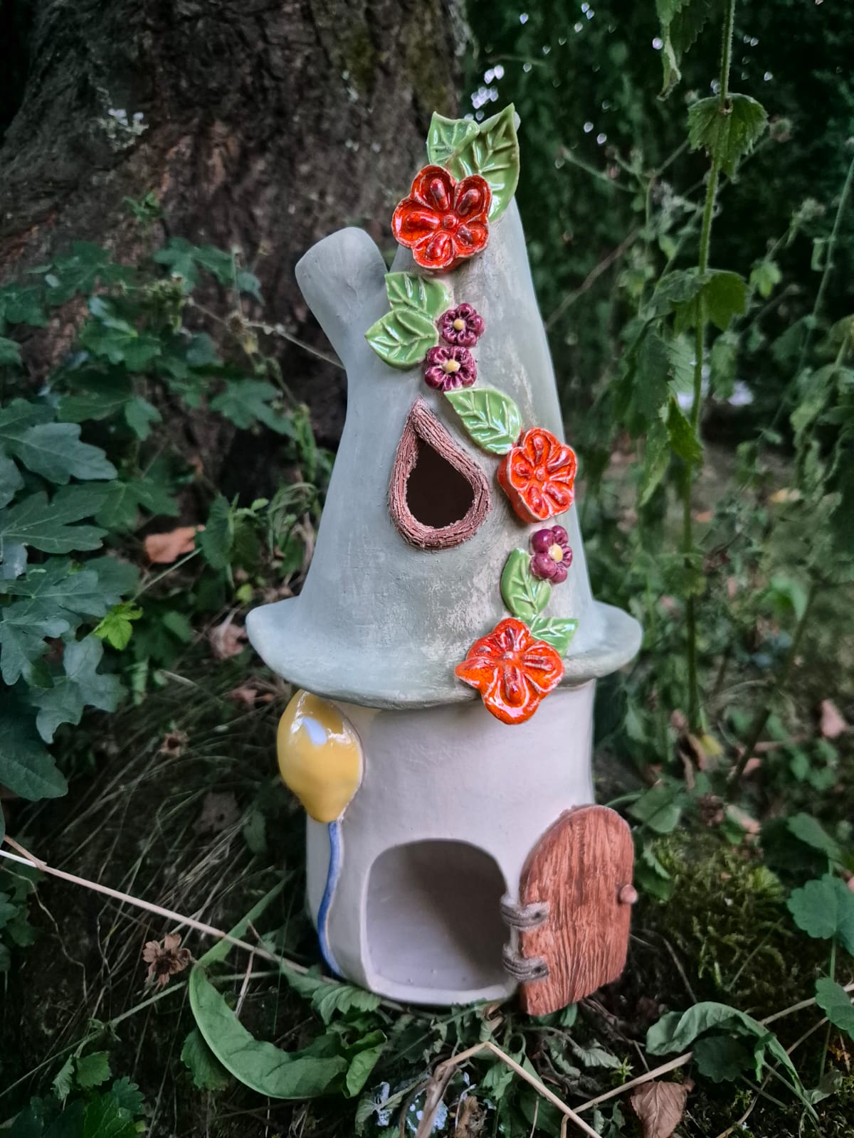 Handgemachtes Keramikhaus im Garten