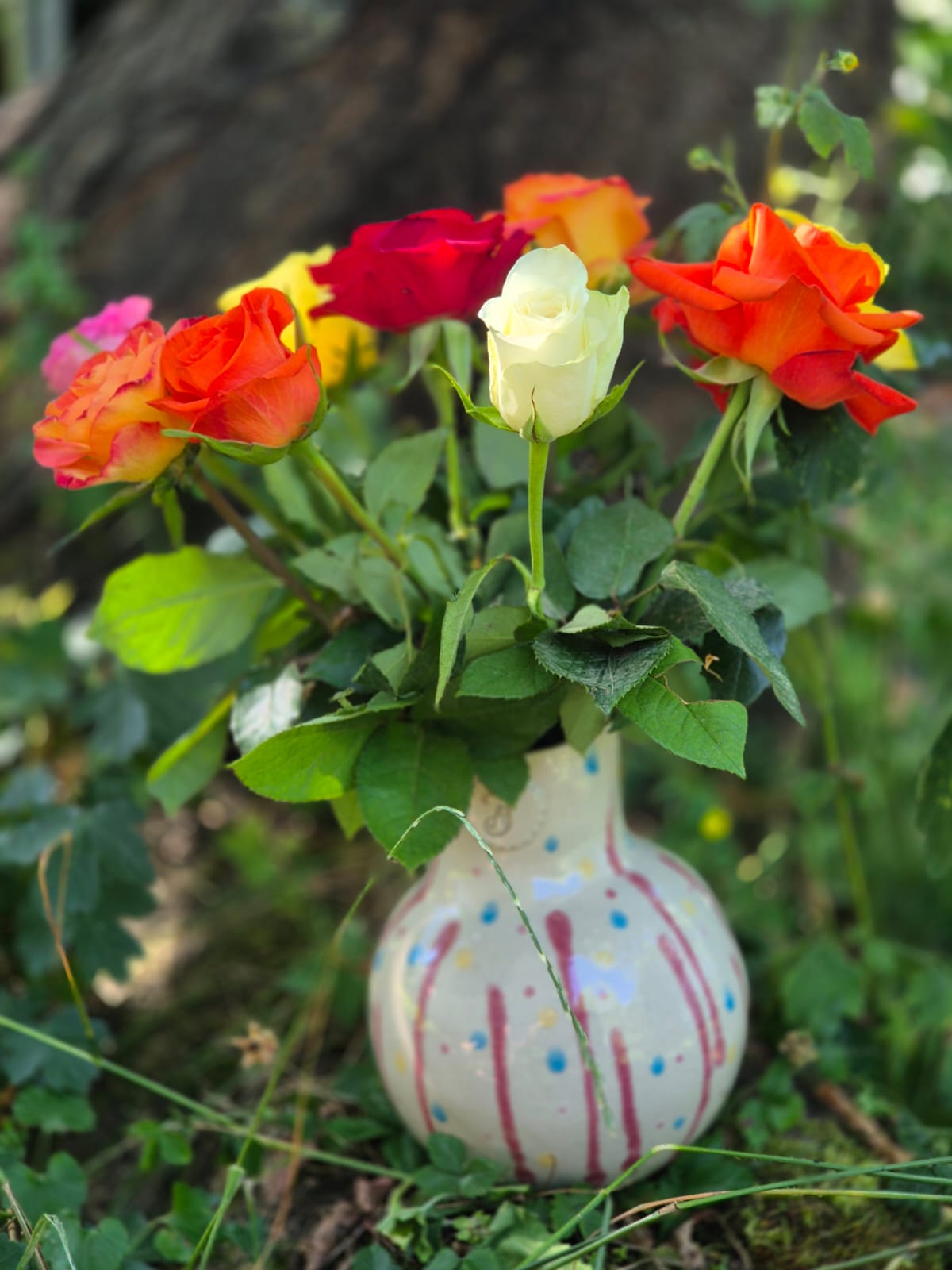 Keramikvase mit Rosen